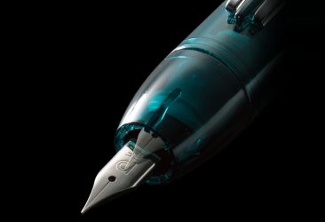 片手でノックして、すぐに筆記できる ノック式万年筆「キュリダス」登場 。