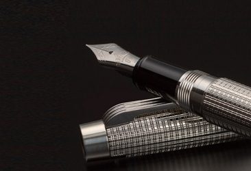 創業 100 周年記念万年筆 2 モデルを 世界限定発売。